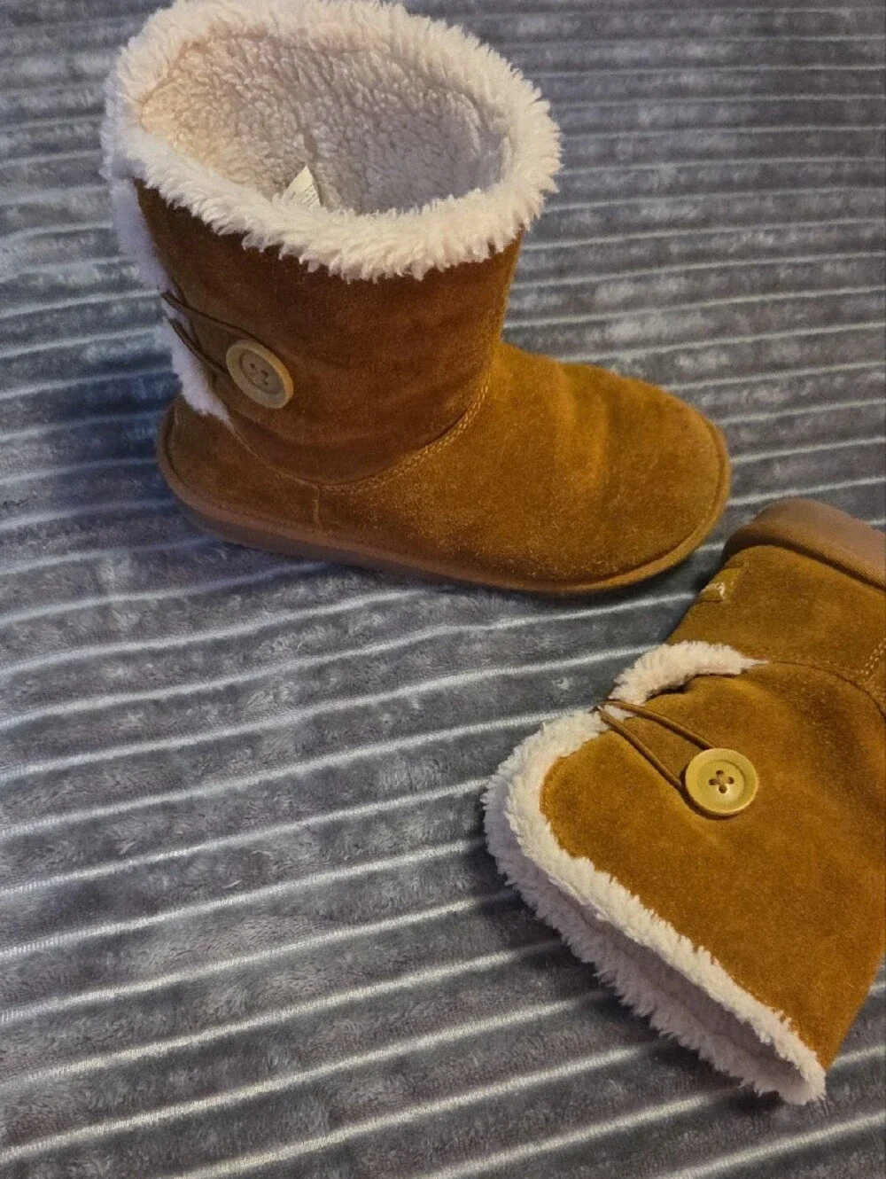 Koolaburra Suede Short Boot - Tan with Cream Logo